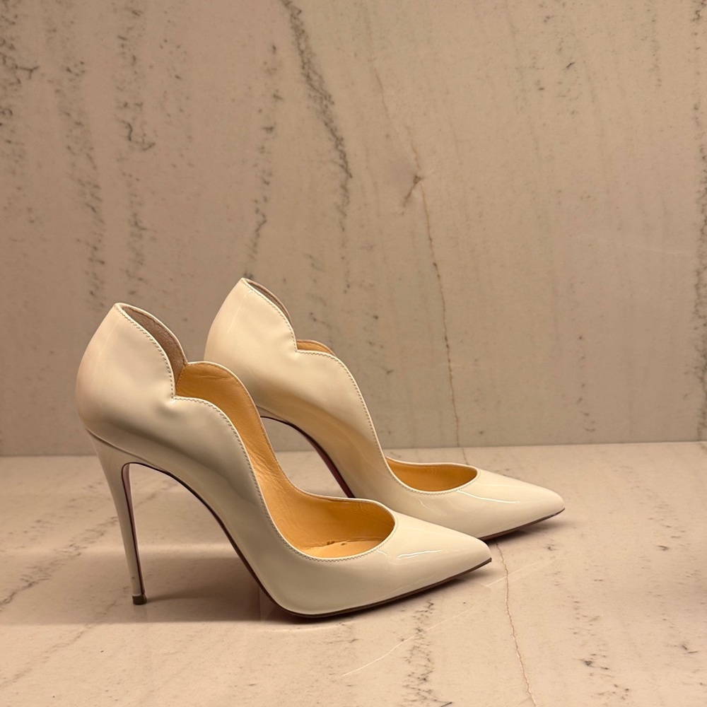Christian Louboutin White Patent Leather “Hot Chick” Scalloped Stilettos 35/5